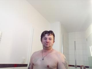 Alter: 46 / Widder - Alter: 187 / normal - Geschlecht: männlich - Ausrichtung: bisexuell - Haare: braun / kurz - Piercing: keins - bewebmaster-Alter:  - Hautfarbe: gebräunt - Augen: blau - Rasur: vollrasiert